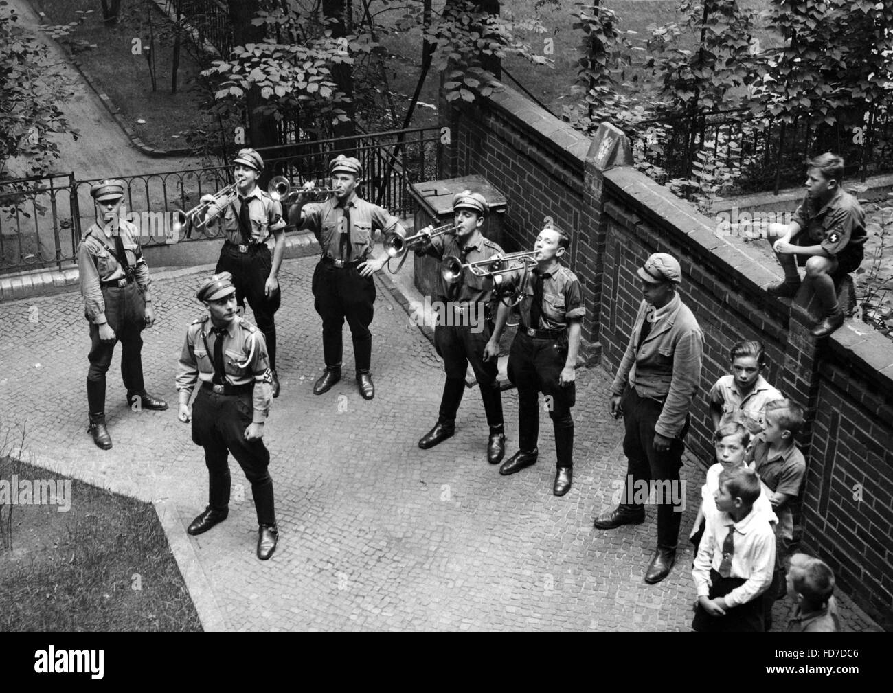 Hitler-Jugend am Wahltag der Volksabstimmung über das Staatsoberhaupt des Deutschen Reiches, 1934 Stockfoto