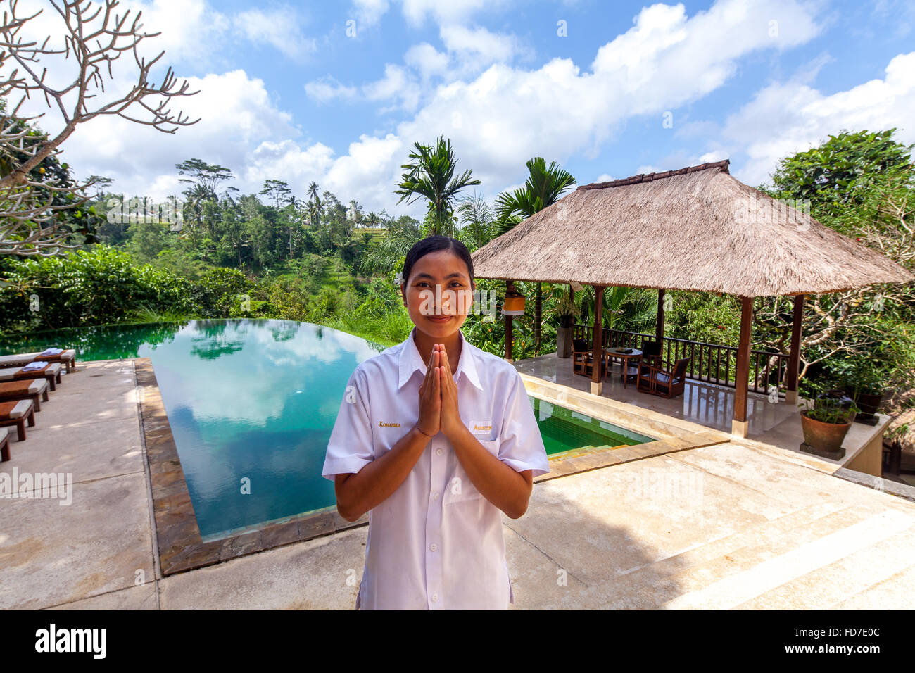 Balinesische Frau, Willkommensgruß, Schwimmbad in einer Hotelanlage in Ubud, Ubud, Bali, Indonesien, Asien Stockfoto