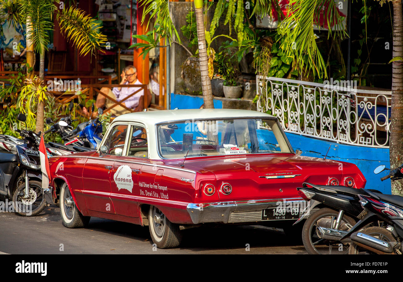 roten Chevrolet Biscayne vor einem Café in Ubud, Straßenszene, Ubud, Bali, Indonesien, Asien, Stockfoto