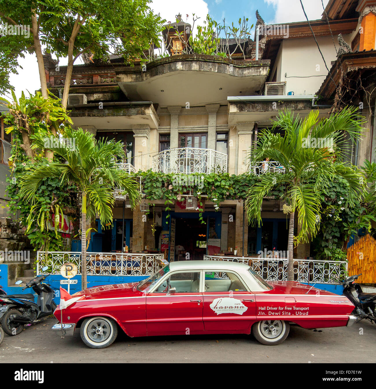 roten Chevrolet Biscayne vor einem Café in Ubud, Straßenszene, Ubud, Bali, Indonesien, Asien, Stockfoto