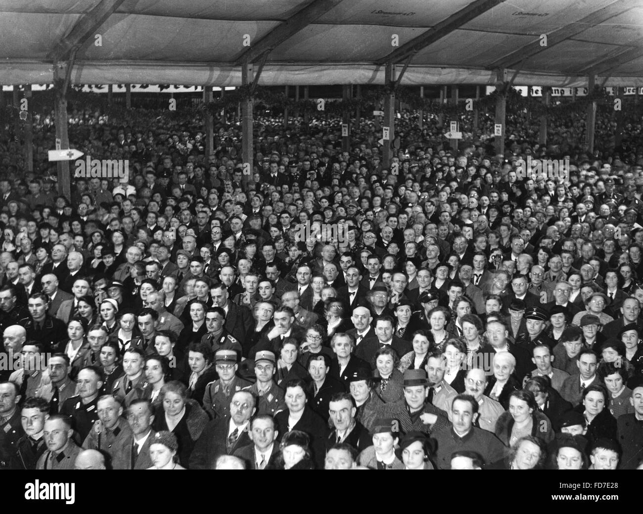Publikum während einer Rede von Adolf Hitler, 1936 Stockfoto