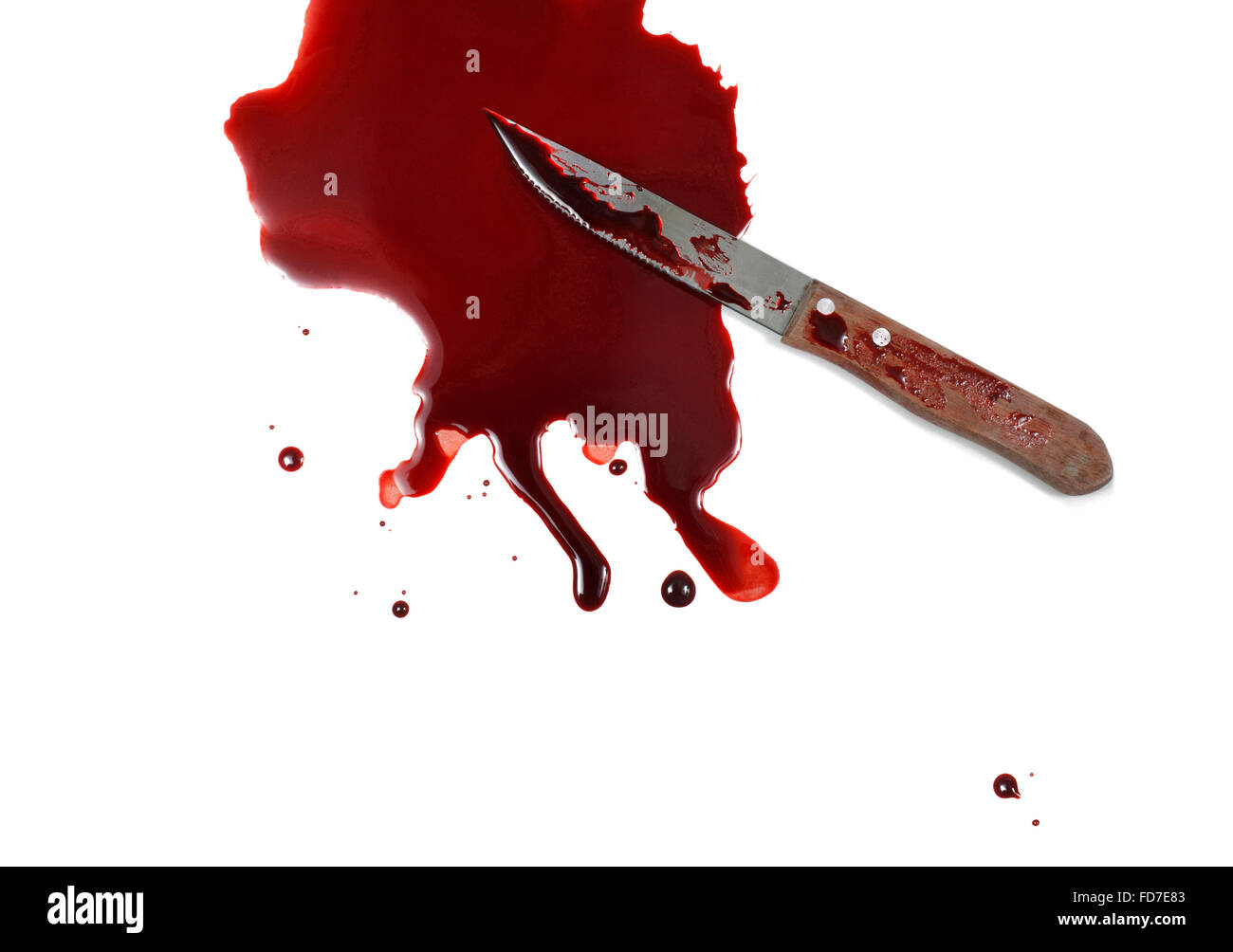 Studioaufnahme von Messer und Blut auf weißem Hintergrund Stockfoto
