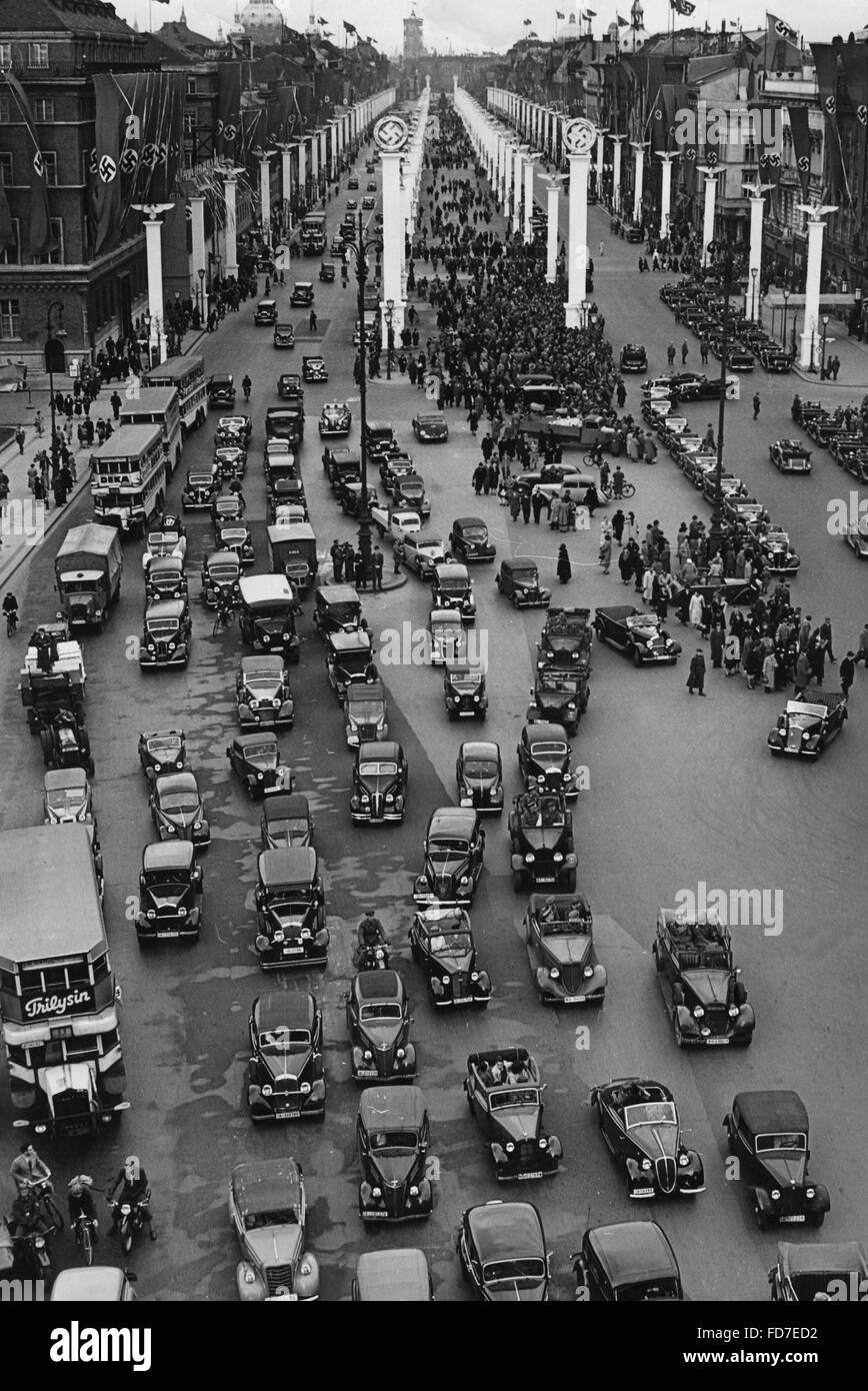 Verkehr auf der Boulevard Unter Den Linden in Berlin, 1939 Stockfoto
