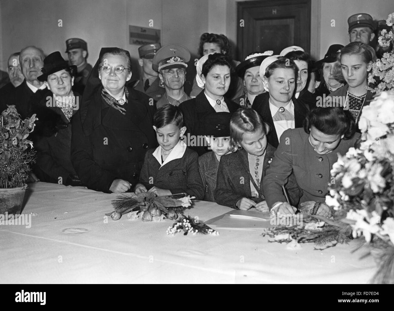 Unterzeichnung der Glückwunsch Listen zu Hitlers Geburtstag in der Reichskanzlei, 1942 Stockfoto