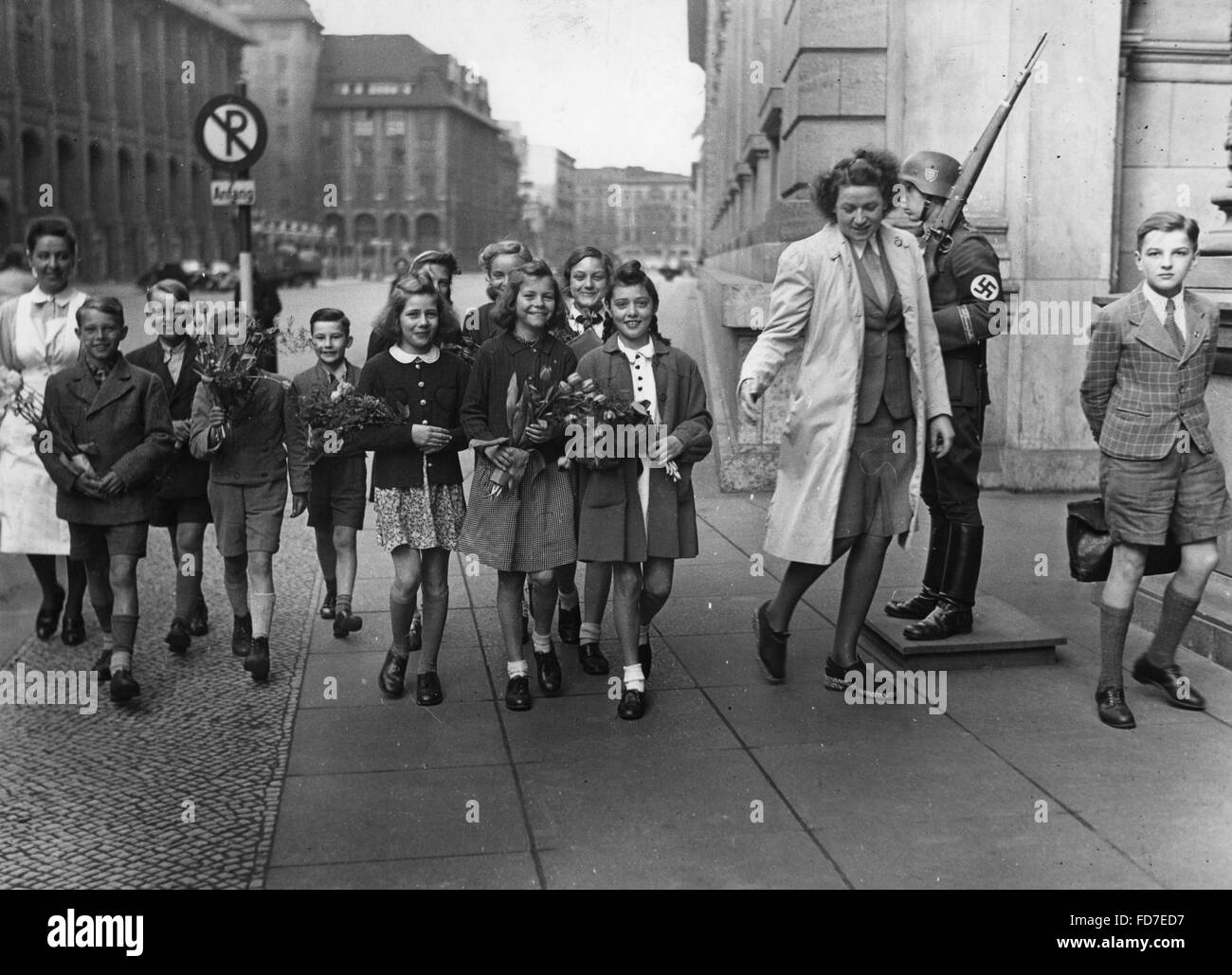 Kinder mit Blumen an Hitlers Geburtstag in Berlin, 1943 Stockfotografie