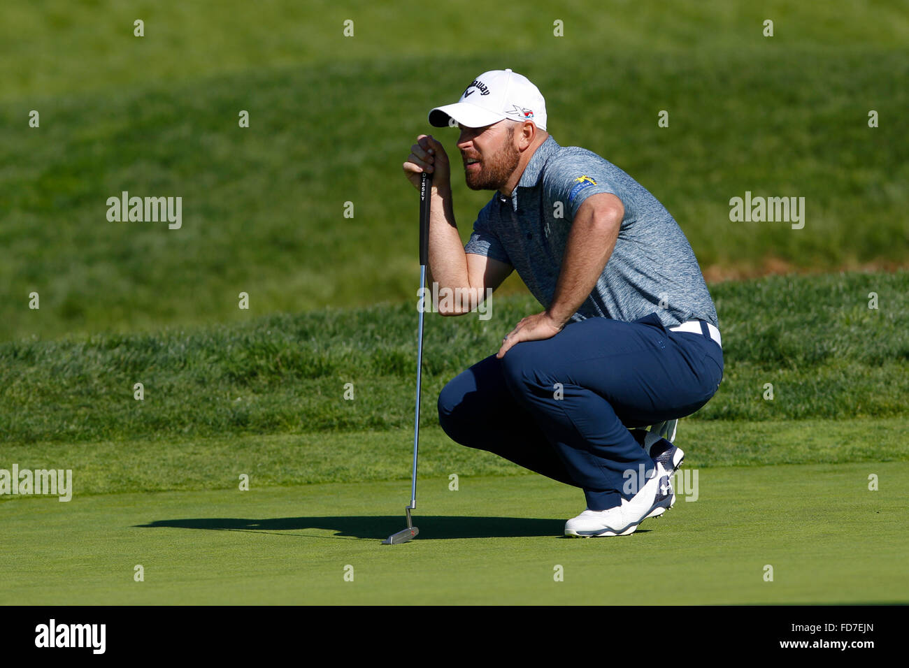 San Diego, CA, USA. 28. Januar 2016. SAN DIEGO, CA, USA--28. JANUAR 2016:. Vergangenen Donnerstag bei Farmers Insurance Open Scott Brown prüft seine Putt-Linie am 9. Grün im Torrey Pines auf dem Südkurs. Bildnachweis: Nelvin C. Cepeda/U-T San Diego/ZUMA Draht/Alamy Live-Nachrichten Stockfoto