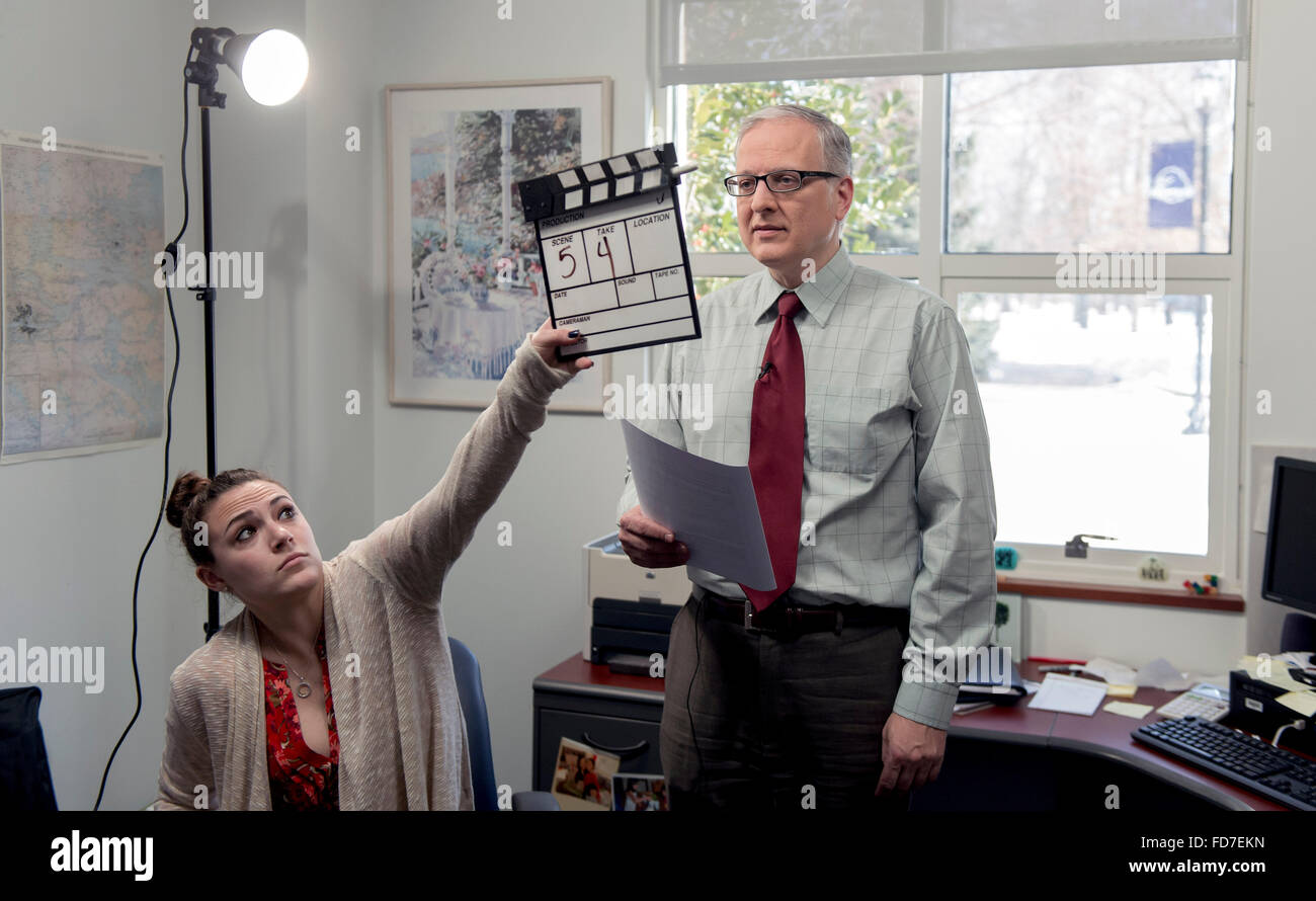 West Long Branch, New Jersey, USA. 28. Januar 2016. Graduate Student hilft NICOLE SANDELIER als PATRICK MURRAY, Gründer und Geschäftsführer von der Monmouth Universität Institut von Polling, gibt seine wöchentliche YouTube-Kanal-video-Update. Das Institut ist ein angesehener Zustand und nationale polling Firma, die auf Public Policy und Fragen der Lebensqualität konzentriert. Es war einer von nur 22 Umfragen aus 341, ein "A" Rating von angesehenen FiveThirtyEight Polling und Prognose ausgezeichnet werden fest. © Brian Cahn/ZUMA Draht/Alamy Live-Nachrichten Stockfoto