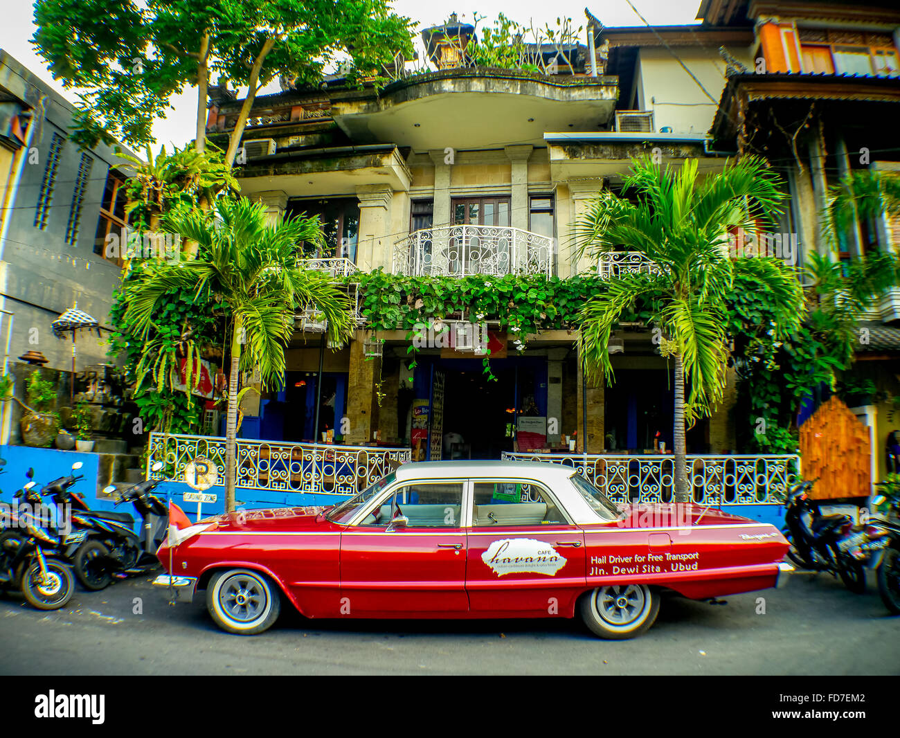 roten Chevrolet Biscayne vor einem Café in Ubud, Straßenszene, Ubud, Bali, Indonesien, Asien, Stockfoto