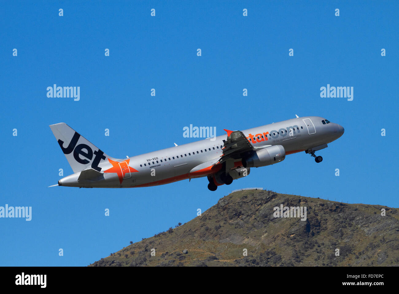 Jetstar Airbus A320 Flugzeug abheben von Queenstown Flughafen, Otago, Südinsel, Neuseeland Stockfoto