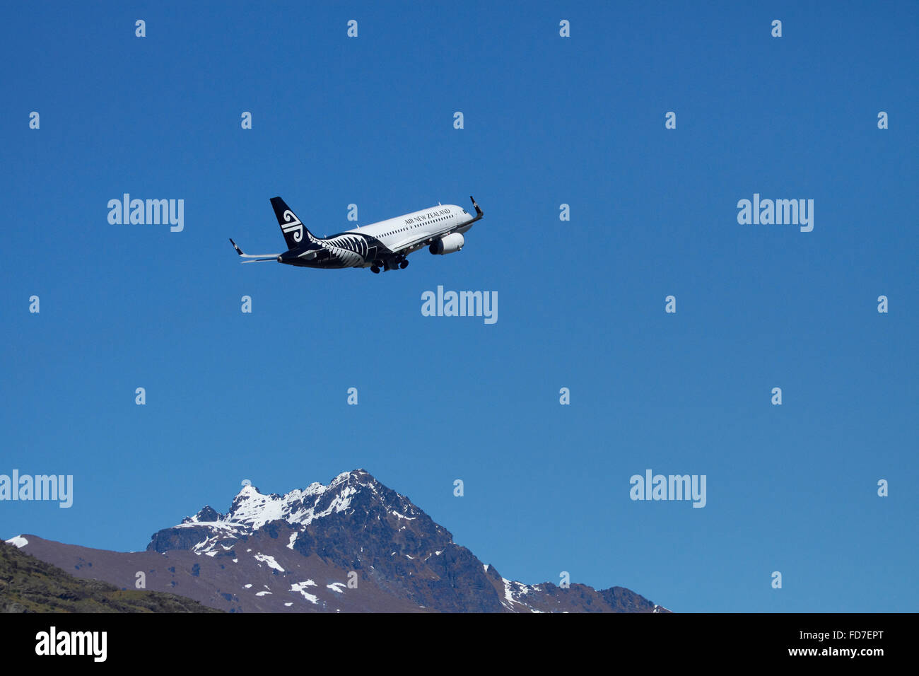 Air New Zealand Airbus A320 Flugzeug abheben von Queenstown Flughafen, Otago, Südinsel, Neuseeland Stockfoto