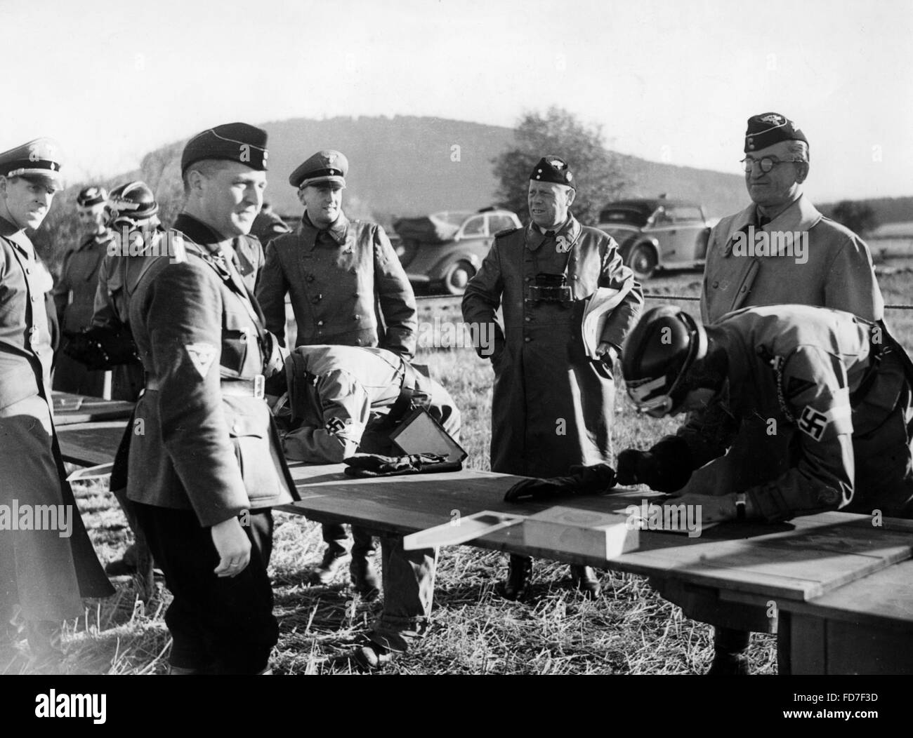 Korps-Führer Huehnlein Uhren den Langlaufen Test fahren, 1940 Stockfoto