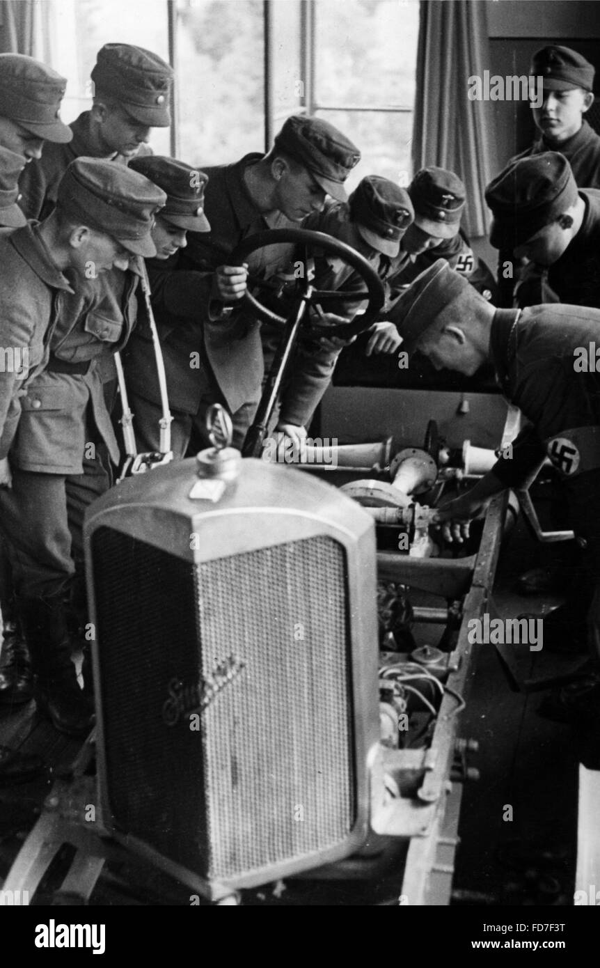 Motor-HJ-Mitglieder studieren Automotoren, 1940 Stockfoto