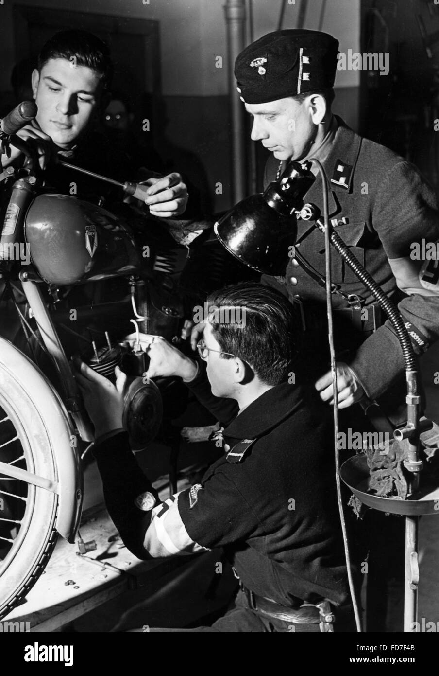 Motor-HJ in der Reparatur von einem Motorrad, 1942 Stockfoto