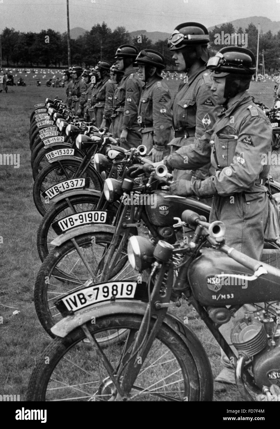 Motor-HJ-Mitglieder bei der Abnahme der Motorräder, 1938 Stockfoto