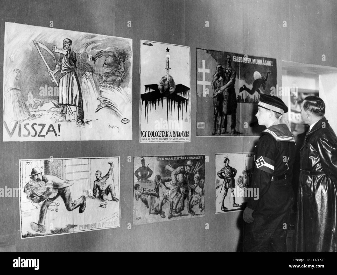Marine-HJ Mitglieder vor Propaganda-Plakate, 1936 Stockfoto