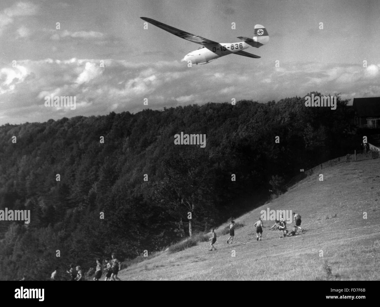 Filmszene: Flieger-HJ Mitglieder mit Segelflugzeug, 1942 Stockfoto