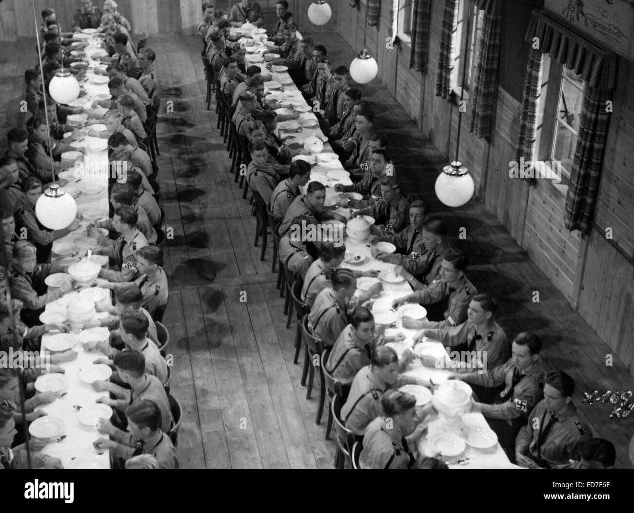 Filmszene: Flieger-HJ Mitglieder während des Essens, 1942 Stockfoto