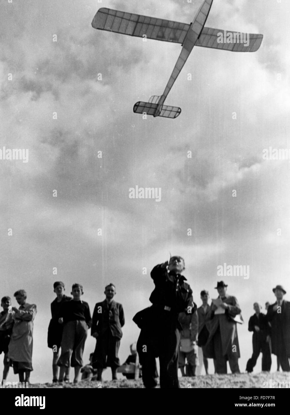 HJ-Mitglied mit Modellflugzeug, 1940 Stockfoto