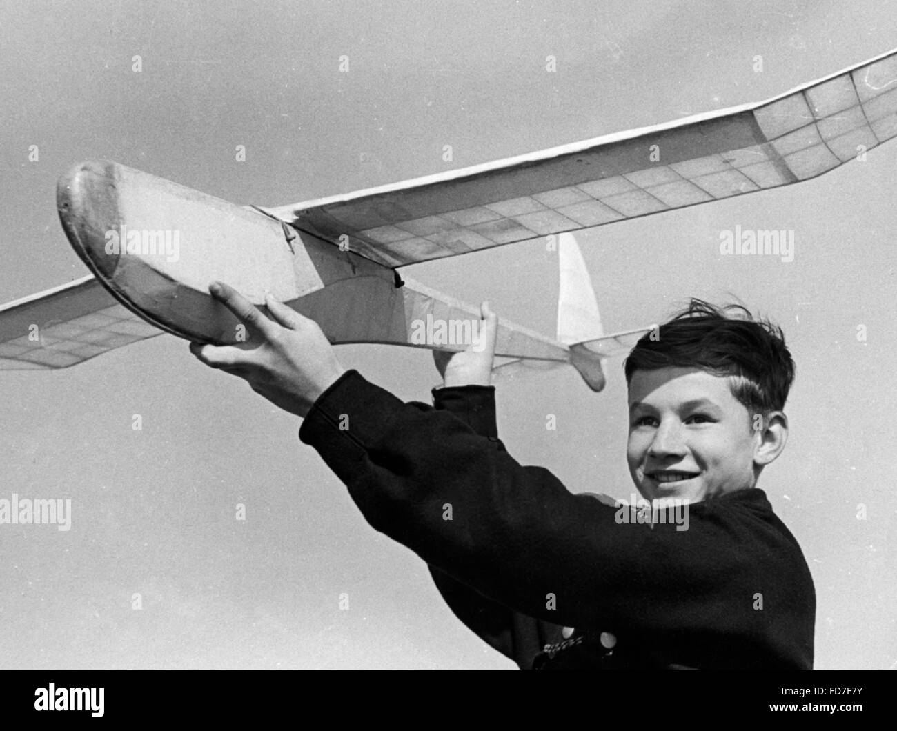 HJ-Mitglied mit Modellflugzeug, 1940 Stockfoto