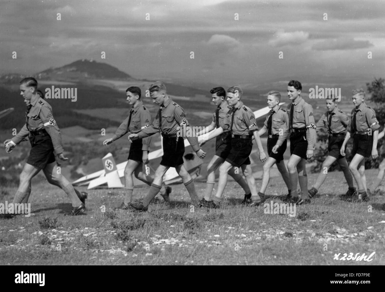 Filmszene: Mitglieder der Flieger-HJ vor einem Segelflugzeug, 1942 Stockfoto