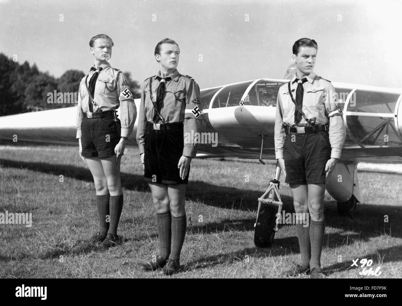 Szene: Mitglieder der Flieger HJ vor einem Segelflugzeug, 1942 Stockfoto