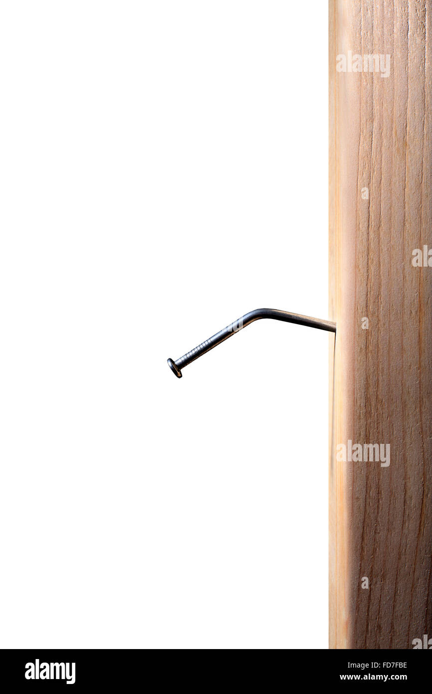 Studioaufnahme von einem verbogenen Nagel in Holz Stockfoto
