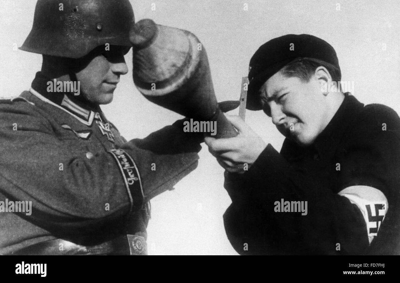 Mitglied der Hitler-Jugend ist an der Panzerfaust ausgebildet 1944 Stockfoto