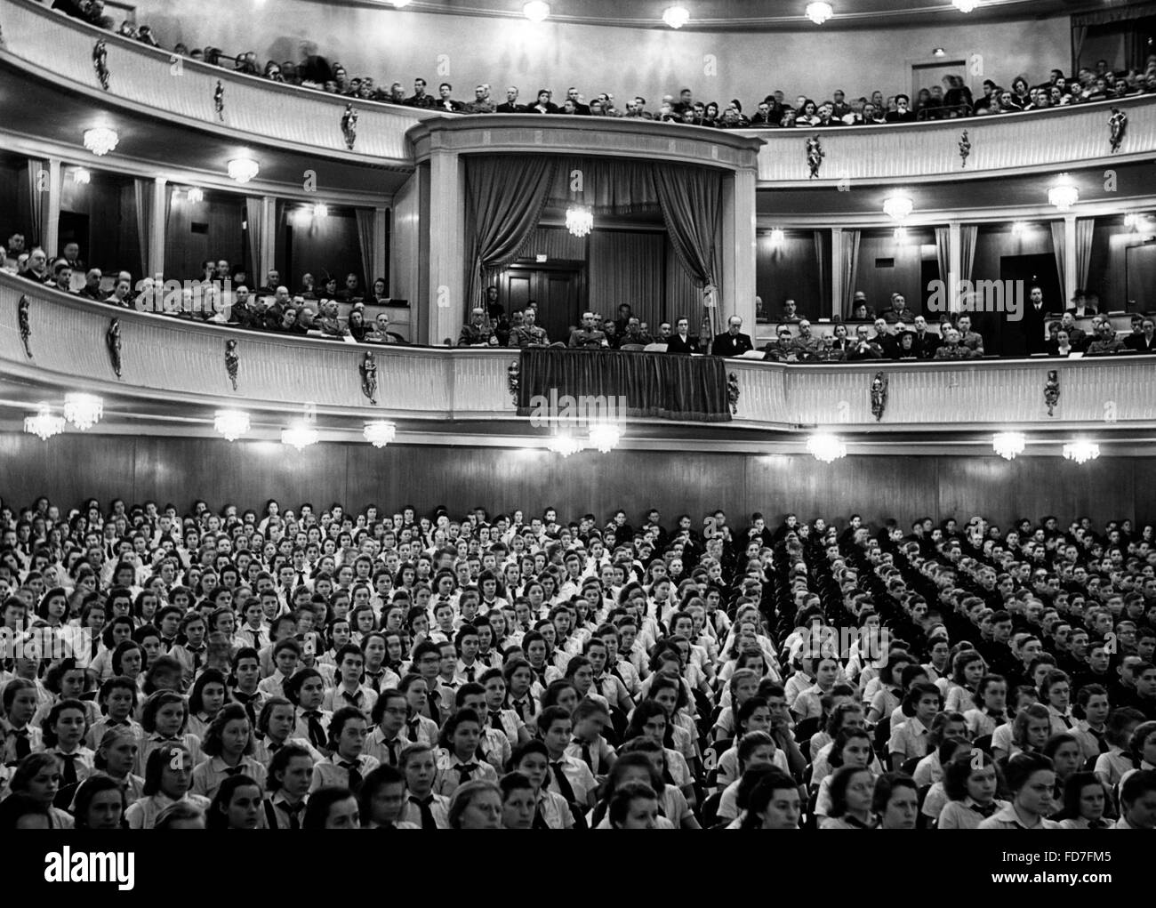 Verpflichtung der Jugend (Verpflichtung der Jugend) Zeremonie an das Deutsche Opernhaus, 1942 Stockfoto