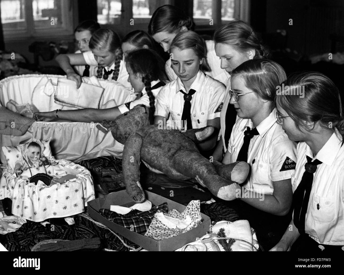 Mitglieder der BDM Verpackung Weihnachtsgeschenke in Berlin-Charlottenburg, 1937 Stockfoto