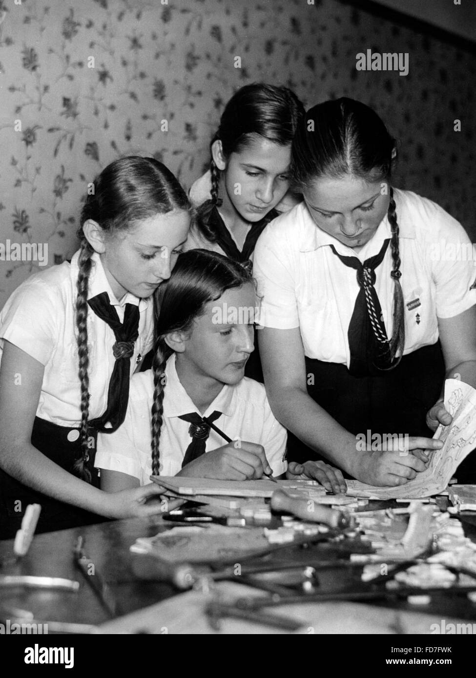 Mitglieder der BDM basteln in Berlin-Charlottenburg, 1939 Stockfoto