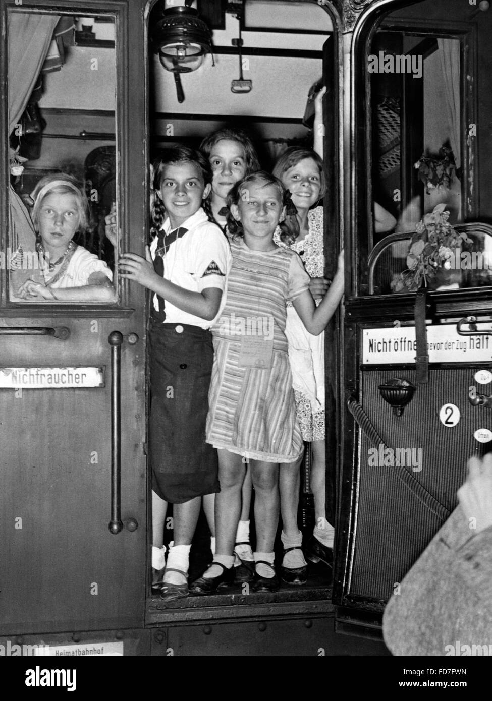 Mädchen von der "Kinderlandverschickung" auf dem Anhalter Bahnhof in Berlin, 1938 Stockfoto
