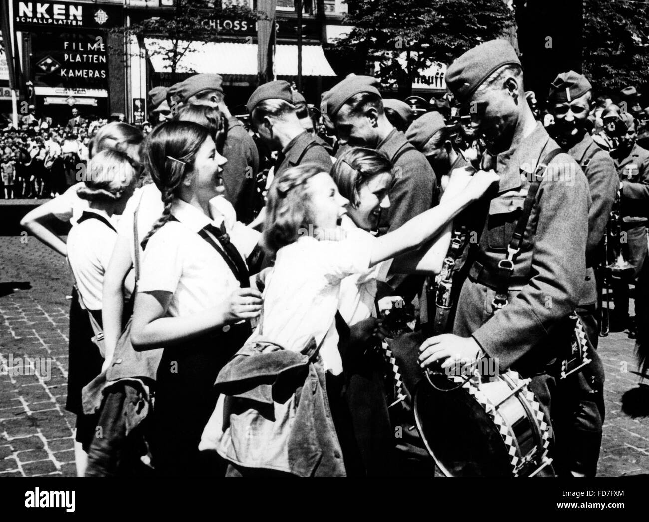 Jungmädel (junge Mädchen) des BDM mit Soldaten der 