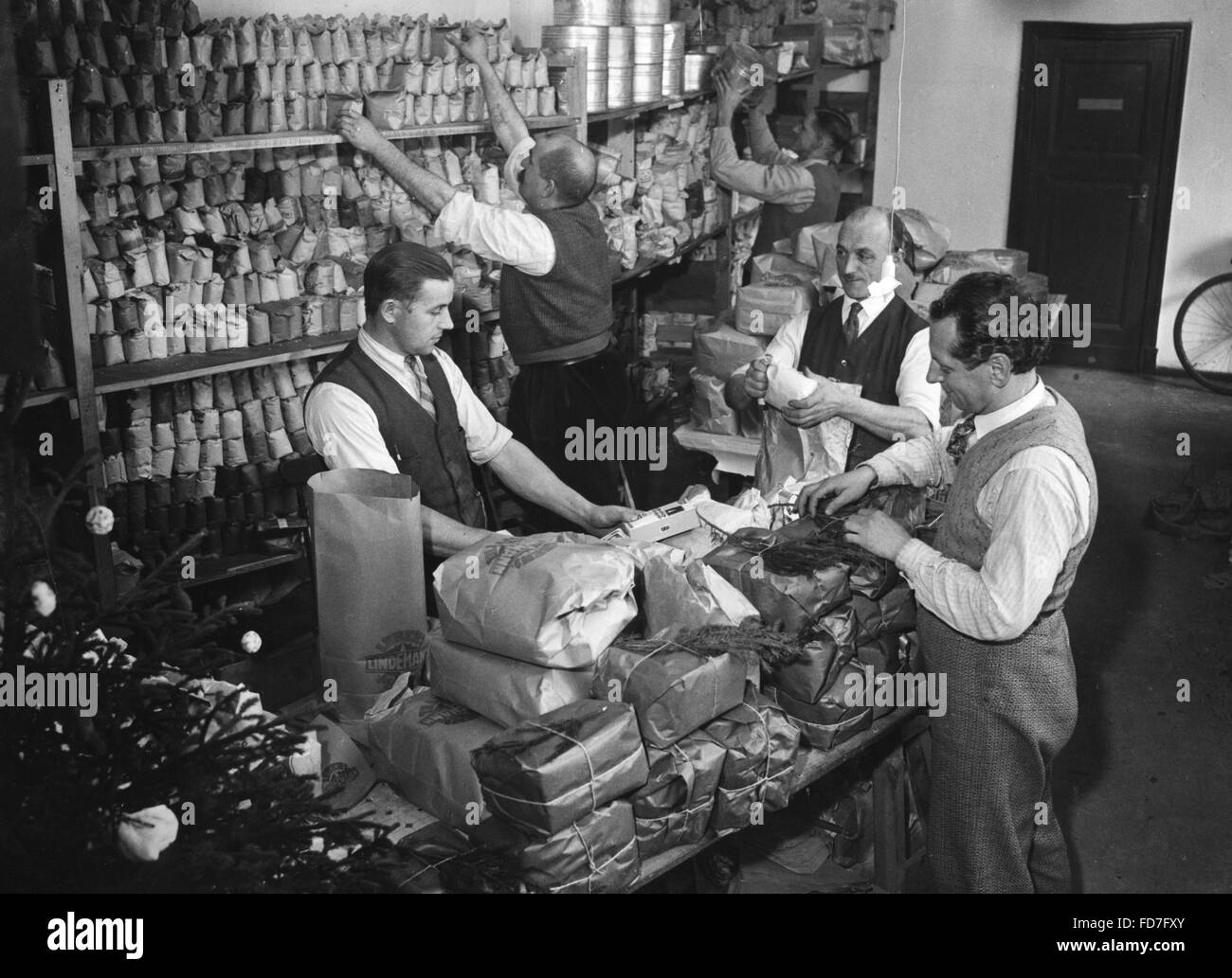 Mitglieder der NS Volkswohlfahrt packen Weihnachtspakete in Berlin, 1935 Stockfoto