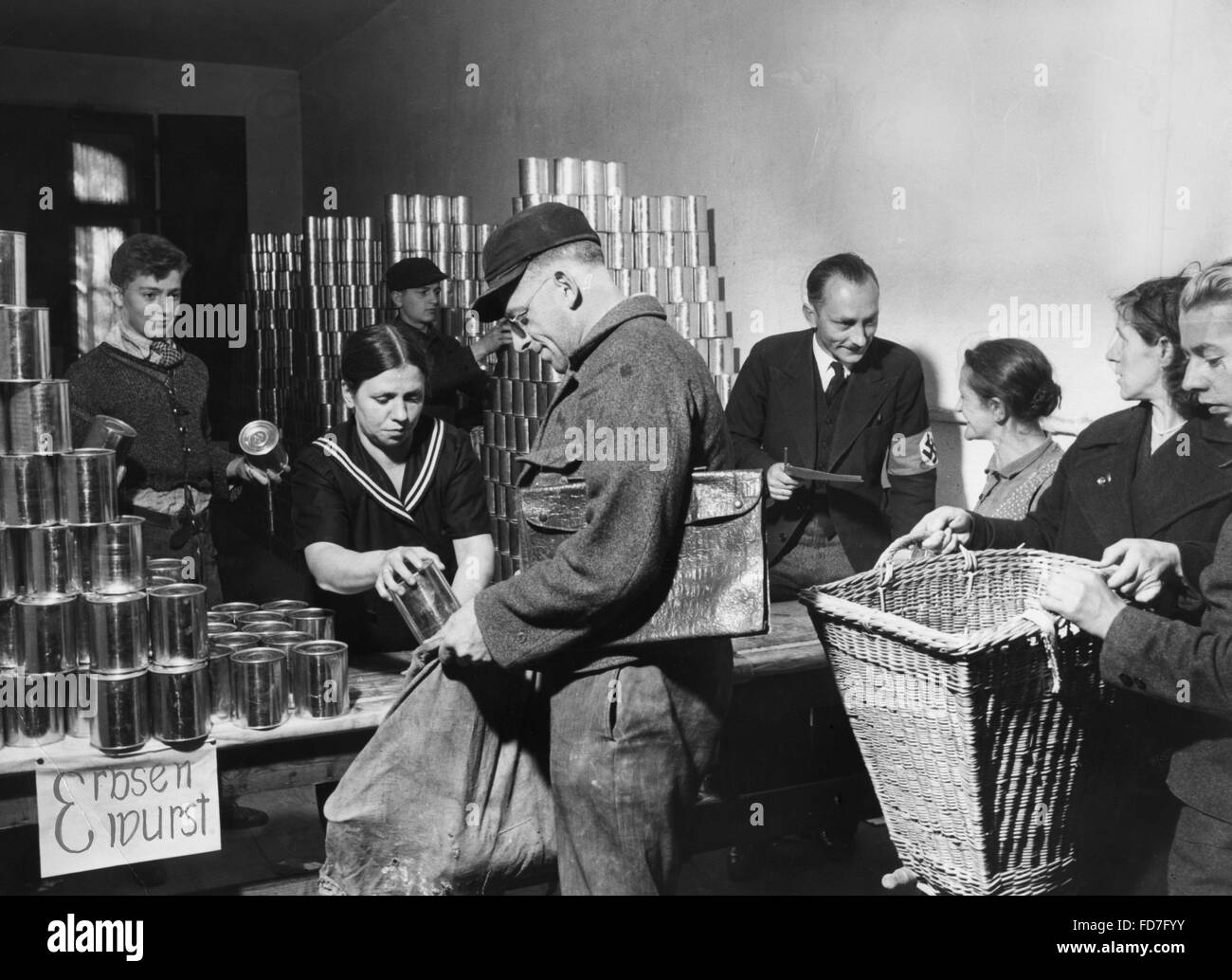 NSV-Mitglieder verteilen Lebensmittel-Spenden an die Bedürftigen in den 1930er Jahren Stockfoto