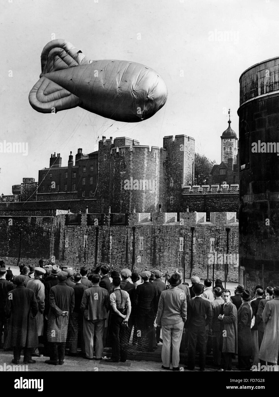 Menschenmenge vor einem britischen Sperrfeuer Ballon, 1938 Stockfoto