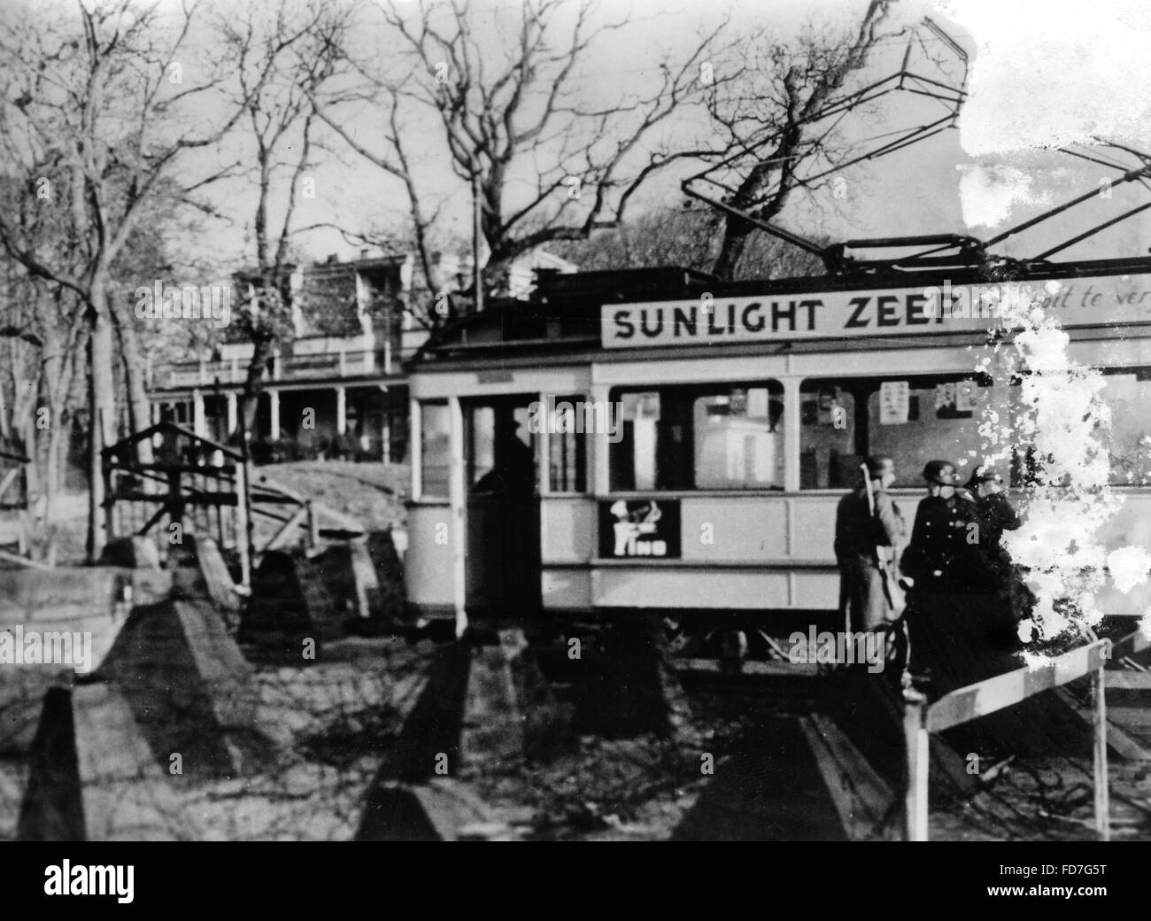 Niederländische Polizei und deutscher Soldaten schützen die Sicherheitszone in der Stadt, Niederlande, 1944 Stockfoto
