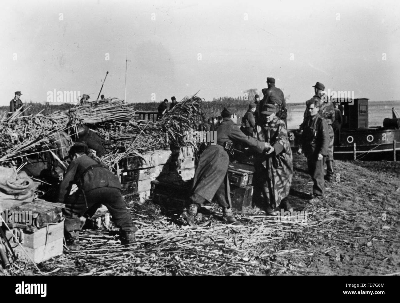 Deutsche Soldaten mit Lieferungen an die Maas in den Niederlanden, 1944 Stockfoto