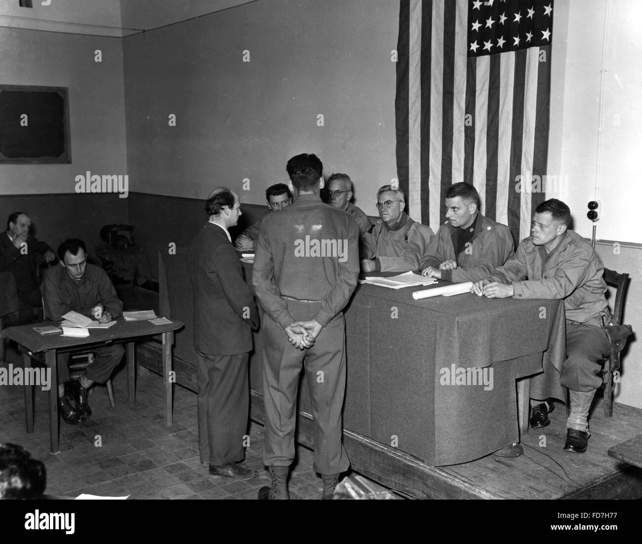 Deutsche Zivilisten vor einem amerikanischen Militärgericht, 1944 Stockfoto