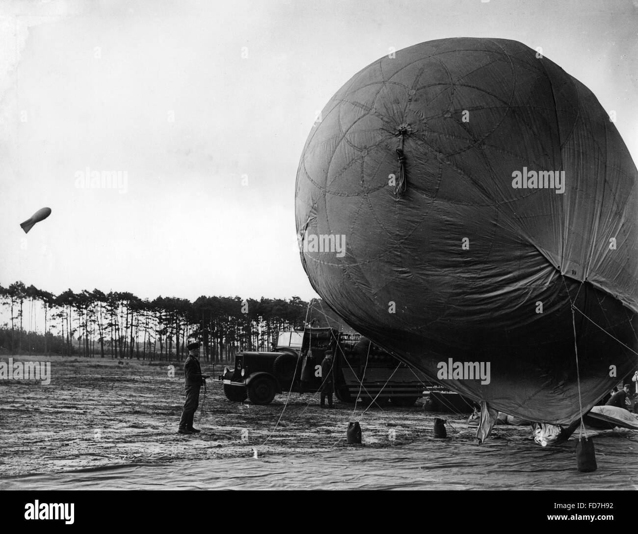 Füllen ein Sperrfeuer Ballons, 1939 Stockfoto