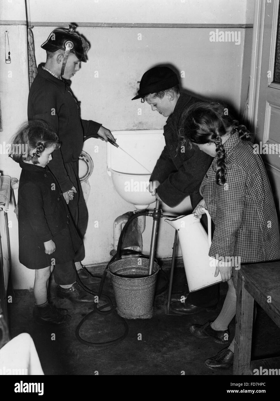 Kinder mit Wasserpumpe in Berlin, 1940 Stockfoto