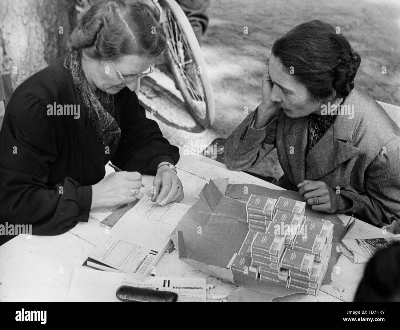 Ration Coupon Frage nach Luftangriffen, 1943 Stockfoto