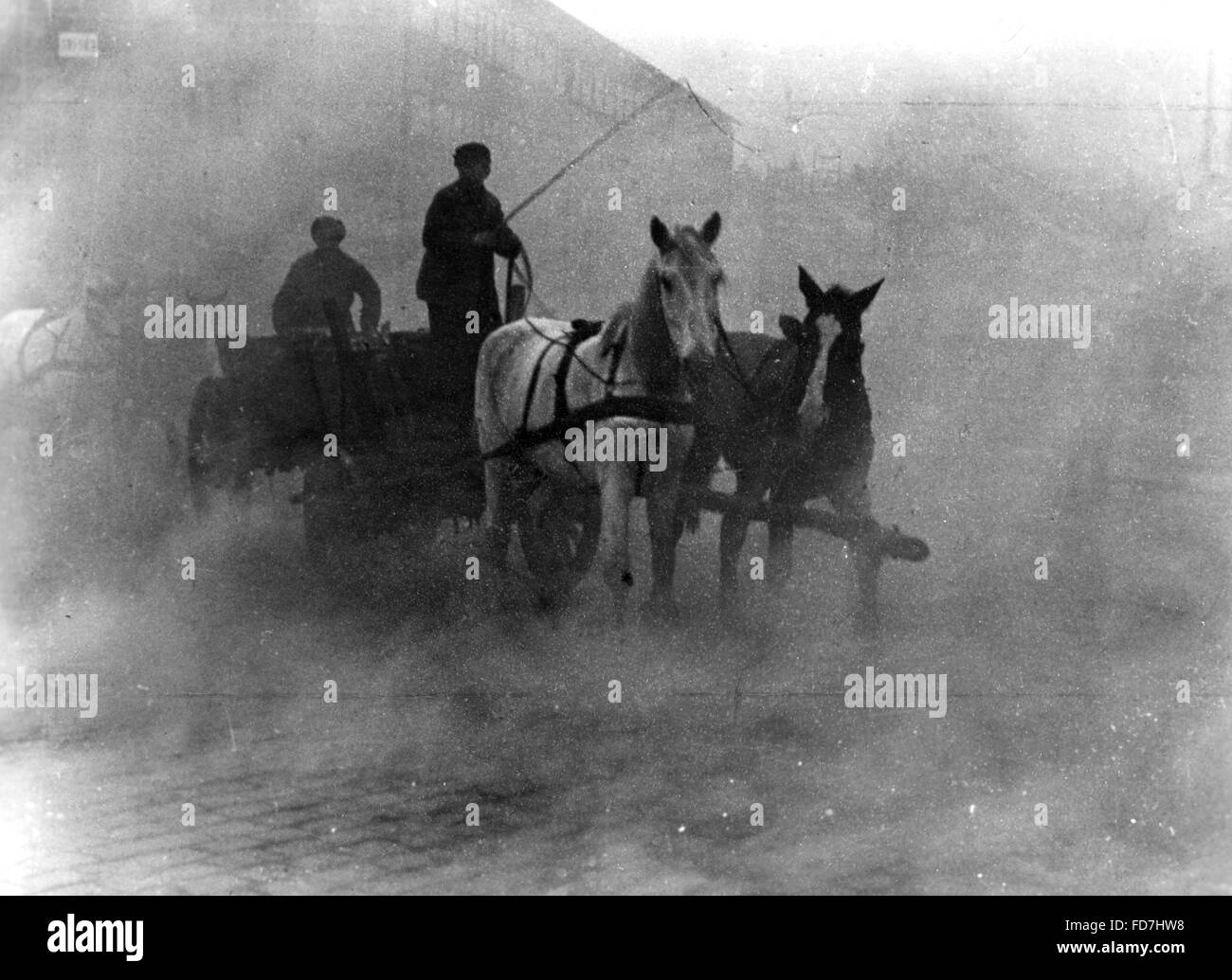 Pferd und Wagen im künstlichen Nebel, 1944 Stockfoto