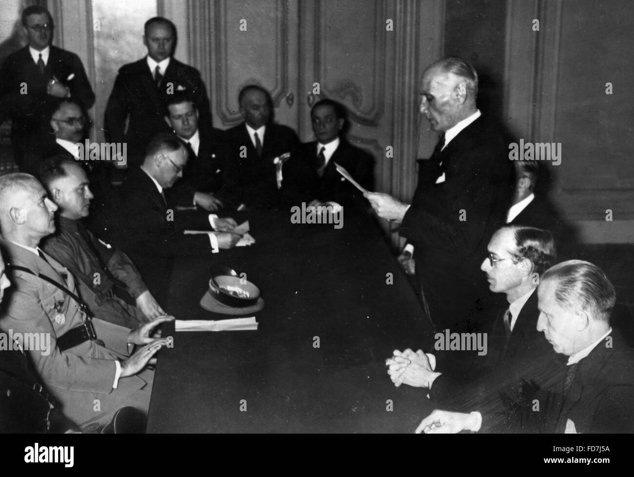 Pompeo Aloisi und Wilhelm Frick bei der Übergabe des Saarlands, 1935 Stockfoto