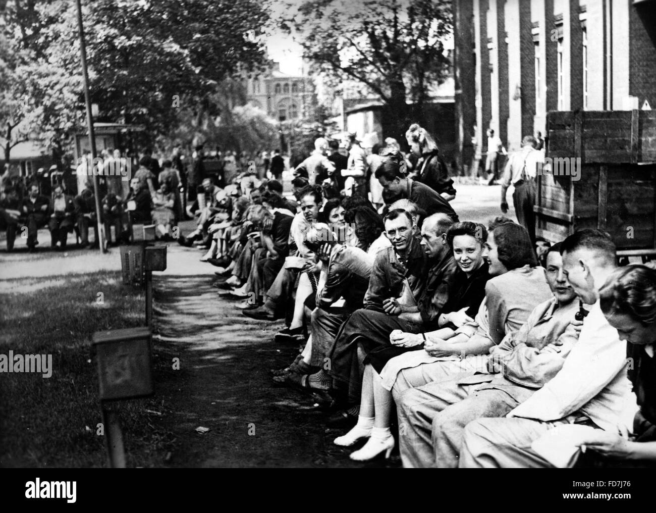 Zwangsarbeiterinnen und Zwangsarbeiter während einer Pause, 1939 Stockfoto