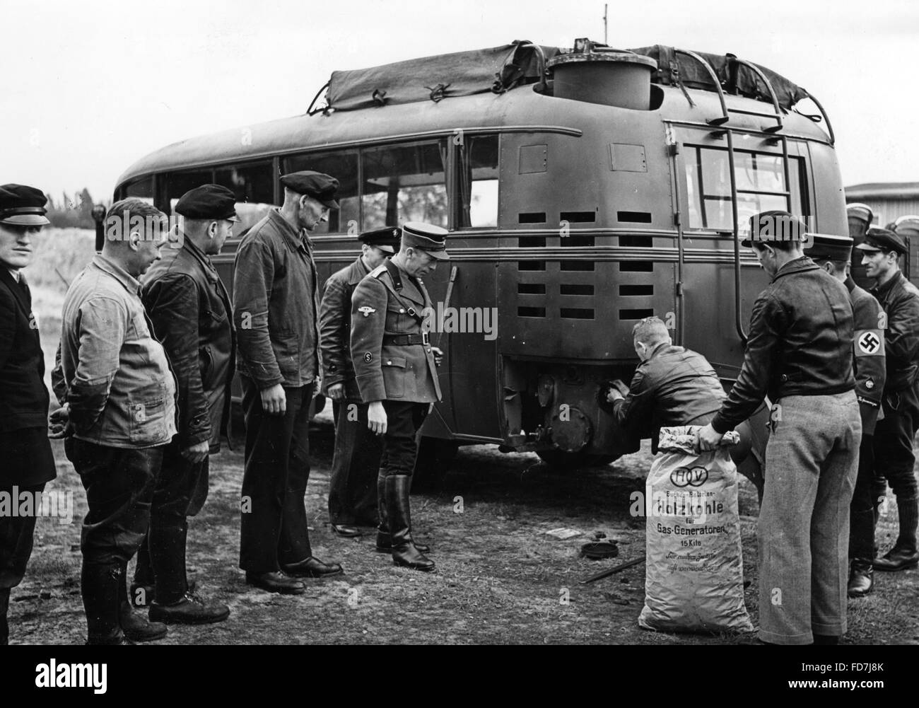 Ausbildung bei einem Bus mit Holzgas-Antrieb in Berlin, 1941 Stockfoto