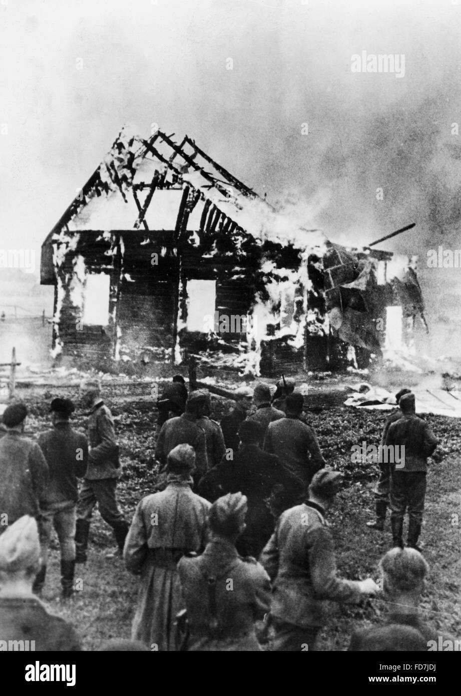 Brennende Synagoge in einem litauischen Dorf, 1941 Stockfotografie Alamy