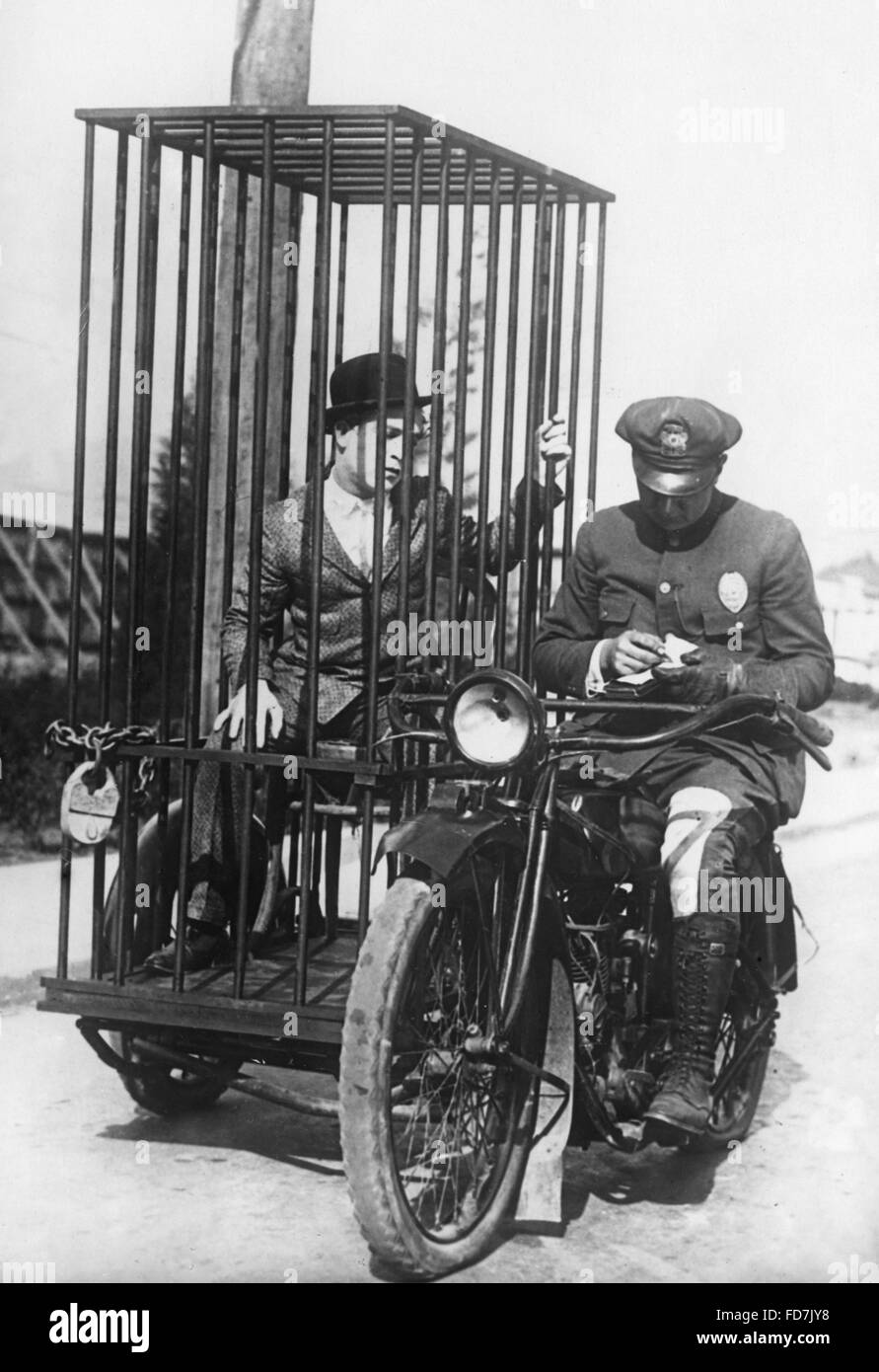 Polizist auf dem Motorrad für den Gefangenentransport, 1924 Stockfoto