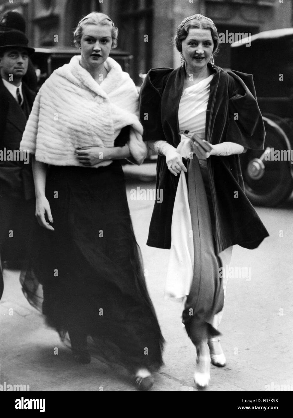 Damen auf dem Weg in die Oper in Großbritannien, 1936 Stockfoto