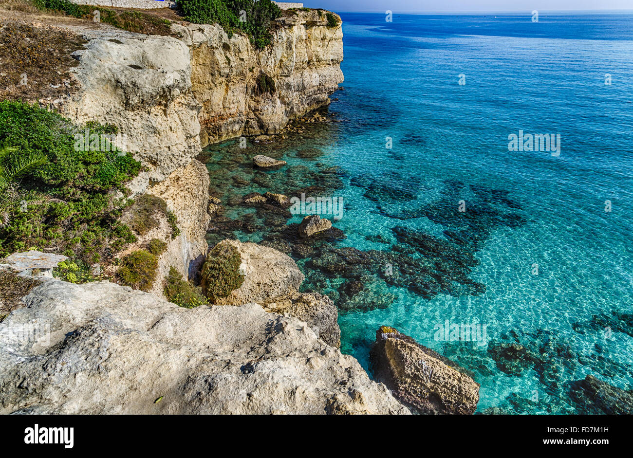 Felsige Bucht an der Küste des Salento in Apulien in Italien Stockfoto