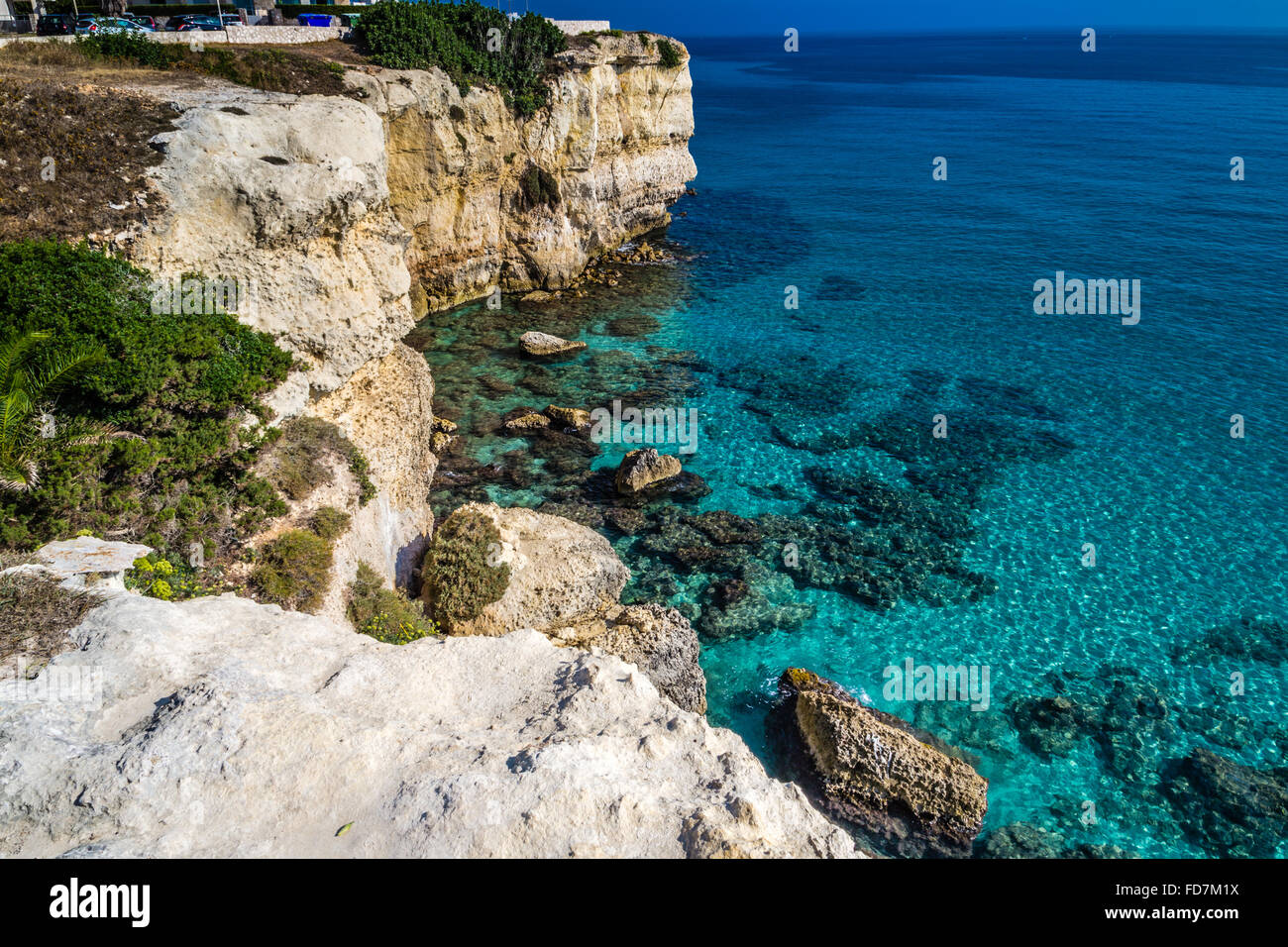 Felsige Bucht an der Küste des Salento in Apulien in Italien Stockfoto